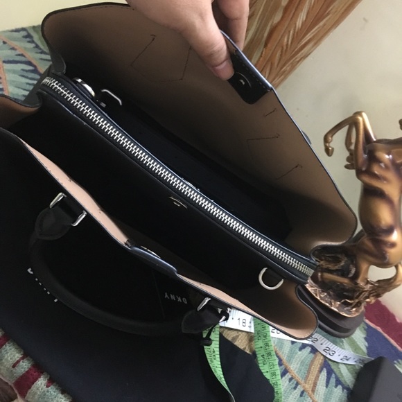 Authentic DKNY Sullivan Satchel cum Crossbody Bag in black - Picture 9 of 15